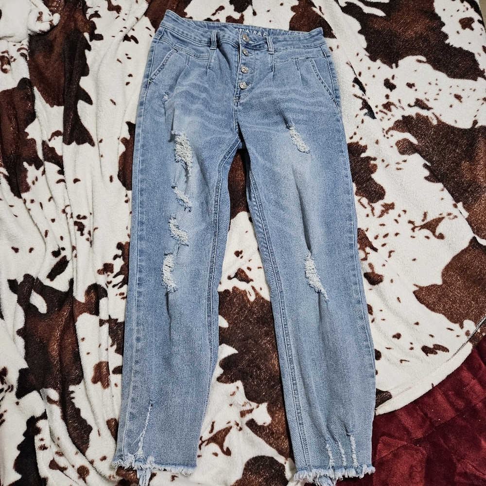 Distressed Stretchy Jeans - 90s Style